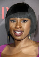 PEOPLE - Jennifer Hudson posiert in schimmerndem Violett an der Premiere von "Sandy Wexler"