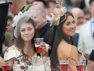 FEATURE - Impressionen vom "Lady's Day" am Pferderennen in Aintree