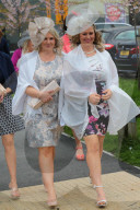 FEATURE - Impressionen vom "Lady's Day" am Pferderennen in Aintree