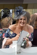 FEATURE - Impressionen vom "Lady's Day" am Pferderennen in Aintree