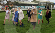 FEATURE - Impressionen vom "Lady's Day" am Pferderennen in Aintree