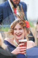 FEATURE - Impressionen vom "Lady's Day" am Pferderennen in Aintree