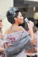 FEATURE - Impressionen vom "Lady's Day" am Pferderennen in Aintree