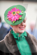 FEATURE - Impressionen vom "Lady's Day" am Pferderennen in Aintree