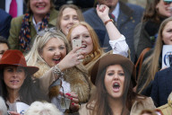 FEATURE - Impressionen vom "Lady's Day" am Pferderennen in Aintree