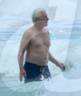 EXKLUSIV - Richard Gere stürzt sich in die Fluten in seinen Ferien in Tulum