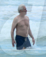 EXKLUSIV - Richard Gere stürzt sich in die Fluten in seinen Ferien in Tulum