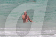 EXKLUSIV - Richard Gere stürzt sich in die Fluten in seinen Ferien in Tulum