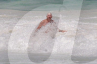 EXKLUSIV - Richard Gere stürzt sich in die Fluten in seinen Ferien in Tulum