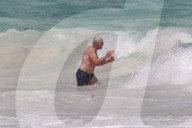 EXKLUSIV - Richard Gere stürzt sich in die Fluten in seinen Ferien in Tulum