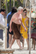 EXKLUSIV - Richard Gere stürzt sich in die Fluten in seinen Ferien in Tulum