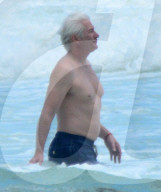 EXKLUSIV - Richard Gere stürzt sich in die Fluten in seinen Ferien in Tulum