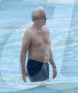 EXKLUSIV - Richard Gere stürzt sich in die Fluten in seinen Ferien in Tulum