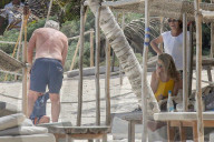 EXKLUSIV - Richard Gere stürzt sich in die Fluten in seinen Ferien in Tulum