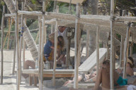 EXKLUSIV - Richard Gere stürzt sich in die Fluten in seinen Ferien in Tulum