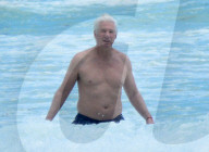 EXKLUSIV - Richard Gere stürzt sich in die Fluten in seinen Ferien in Tulum