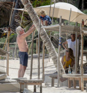 EXKLUSIV - Richard Gere stürzt sich in die Fluten in seinen Ferien in Tulum