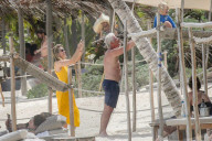 EXKLUSIV - Richard Gere stürzt sich in die Fluten in seinen Ferien in Tulum