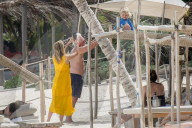 EXKLUSIV - Richard Gere stürzt sich in die Fluten in seinen Ferien in Tulum