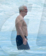 EXKLUSIV - Richard Gere stürzt sich in die Fluten in seinen Ferien in Tulum