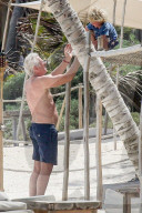 EXKLUSIV - Richard Gere stürzt sich in die Fluten in seinen Ferien in Tulum