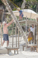 EXKLUSIV - Richard Gere stürzt sich in die Fluten in seinen Ferien in Tulum