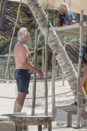 EXKLUSIV - Richard Gere stürzt sich in die Fluten in seinen Ferien in Tulum