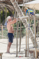 EXKLUSIV - Richard Gere stürzt sich in die Fluten in seinen Ferien in Tulum