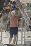 EXKLUSIV - Richard Gere stürzt sich in die Fluten in seinen Ferien in Tulum