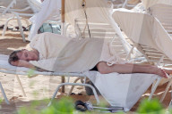 EXKLUSIV - Barron Hilton tankt mit seiner neuen Freundin Sonne auf Hawaii