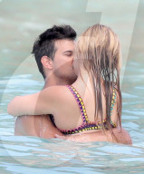 EXKLUSIV - Taylor Lautner und Billie Lourd turteln auf St. Barts
