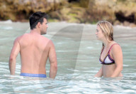 EXKLUSIV - Taylor Lautner und Billie Lourd turteln auf St. Barts