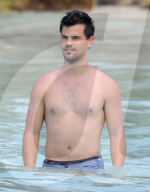 EXKLUSIV - Taylor Lautner und Billie Lourd turteln auf St. Barts