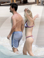 EXKLUSIV - Taylor Lautner und Billie Lourd turteln auf St. Barts