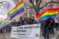 NEWS - Berlin: "Stop Homophobia"-Demo vor der russischen Botschaft