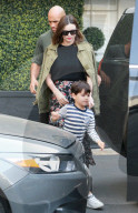 PEOPLE - Hier schimmert der Verlobungs-Klunker an Miranda Kerr's Finger