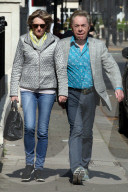 PEOPLE - Andrew Lloyd Webber bummelt mit Gattin Madeleine durch London