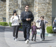 PEOPLE - Penelope und Mason Disick "pflotschen" an einem Brunnen