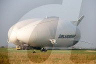 FEATURE - Luftschiff "Airlander" verlässt den Hangar in Bedfordshire