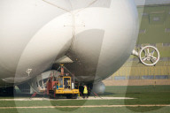 FEATURE - Luftschiff "Airlander" verlässt den Hangar in Bedfordshire