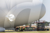 FEATURE - Luftschiff "Airlander" verlässt den Hangar in Bedfordshire
