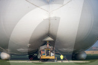 FEATURE - Luftschiff "Airlander" verlässt den Hangar in Bedfordshire