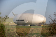 FEATURE - Luftschiff "Airlander" verlässt den Hangar in Bedfordshire