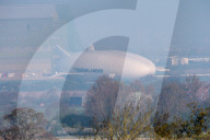 FEATURE - Luftschiff "Airlander" verlässt den Hangar in Bedfordshire