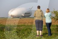 FEATURE - Luftschiff "Airlander" verlässt den Hangar in Bedfordshire