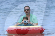 PEOPLE - Adam Sandler geniesst das Strandleben auf Maui