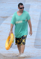 PEOPLE - Adam Sandler geniesst das Strandleben auf Maui