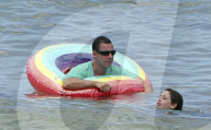 PEOPLE - Adam Sandler geniesst das Strandleben auf Maui
