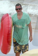 PEOPLE - Adam Sandler geniesst das Strandleben auf Maui