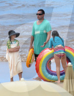 PEOPLE - Adam Sandler geniesst das Strandleben auf Maui